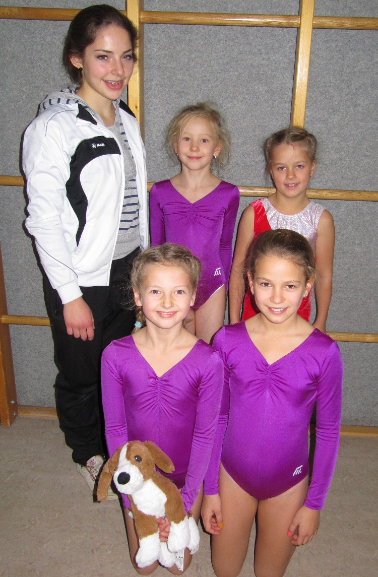 Aline, Emilie, Marie + Marina mit Trainerin